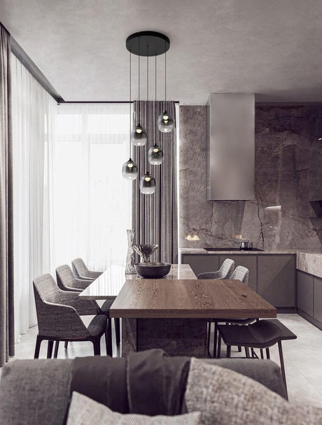 Dagpleje LED 5-pære pendel Ø 43cm 3000K sort, røg i en moderne spisestue.