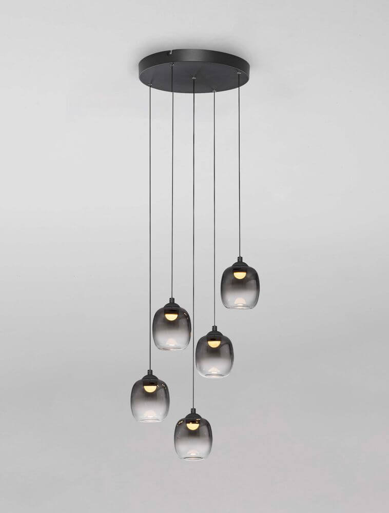 Kita LED Pendelleuchte 5-flammig Ø 43cm 3000K Schwarz, Rauch mit rauchfarbenem Glas und schwarzem Aluminium.