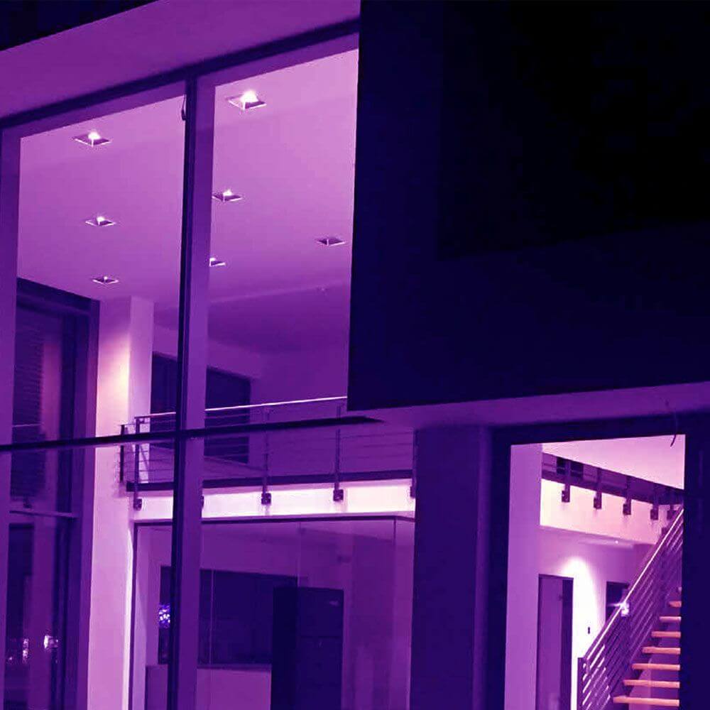 Futuristisches Wohnambiente mit LED RGB Beleuchtung in lila, zeigt Atrium Kiub Einbaupanel.