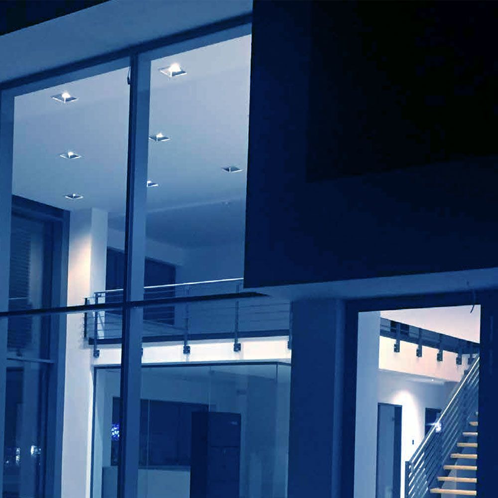 Beleuchtung eines modernen Innenraums mit Atrium Kiub Einbaupanel LED RGB CCT HCL Panel in kühlem Licht.