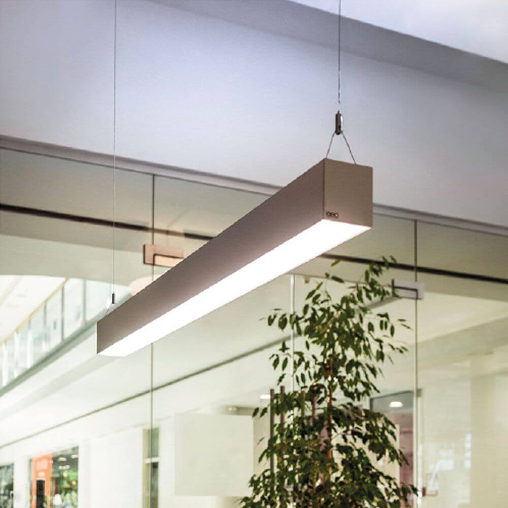K-Horizon LED Bürolampe mit modernem Design und direkter, indirekter Beleuchtung für großflächige Innenraumbeleuchtung.