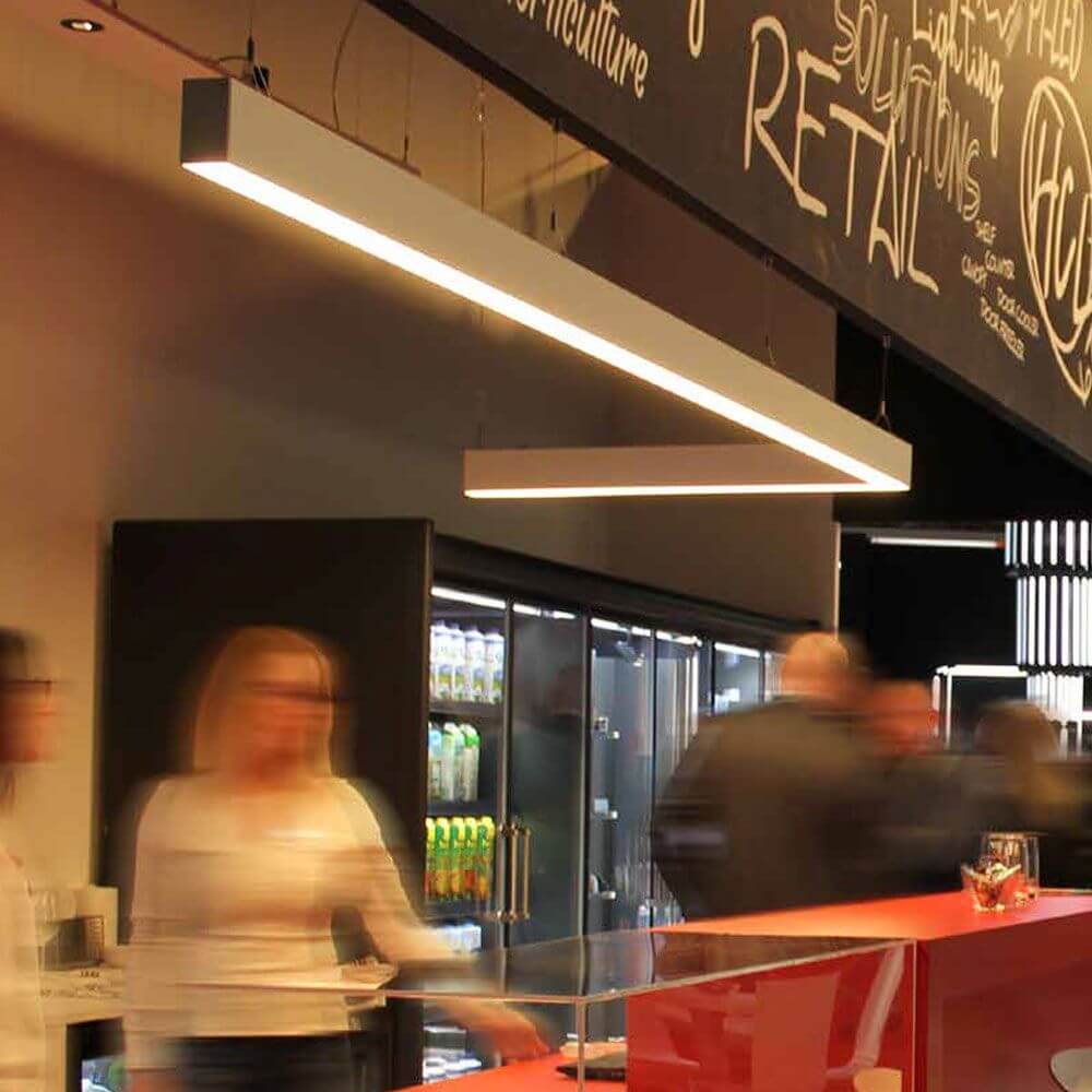 K-Horizon LED Bürolampe mit modernem Design, ideal für Innenbeleuchtung und Bildschirmarbeitsplätze.