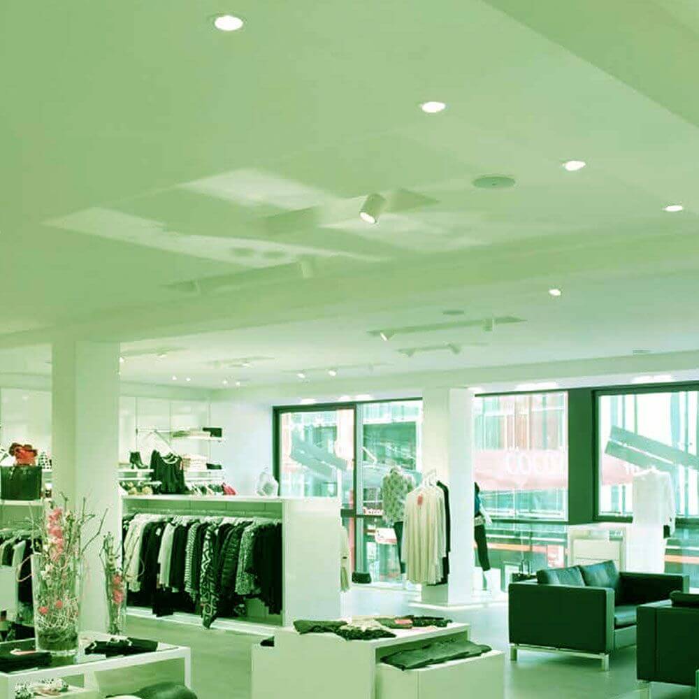 Modernes Geschäft mit K-Motus HCL Einbaulampen in harmonischem Licht für ansprechende Verkaufsatmosphäre.