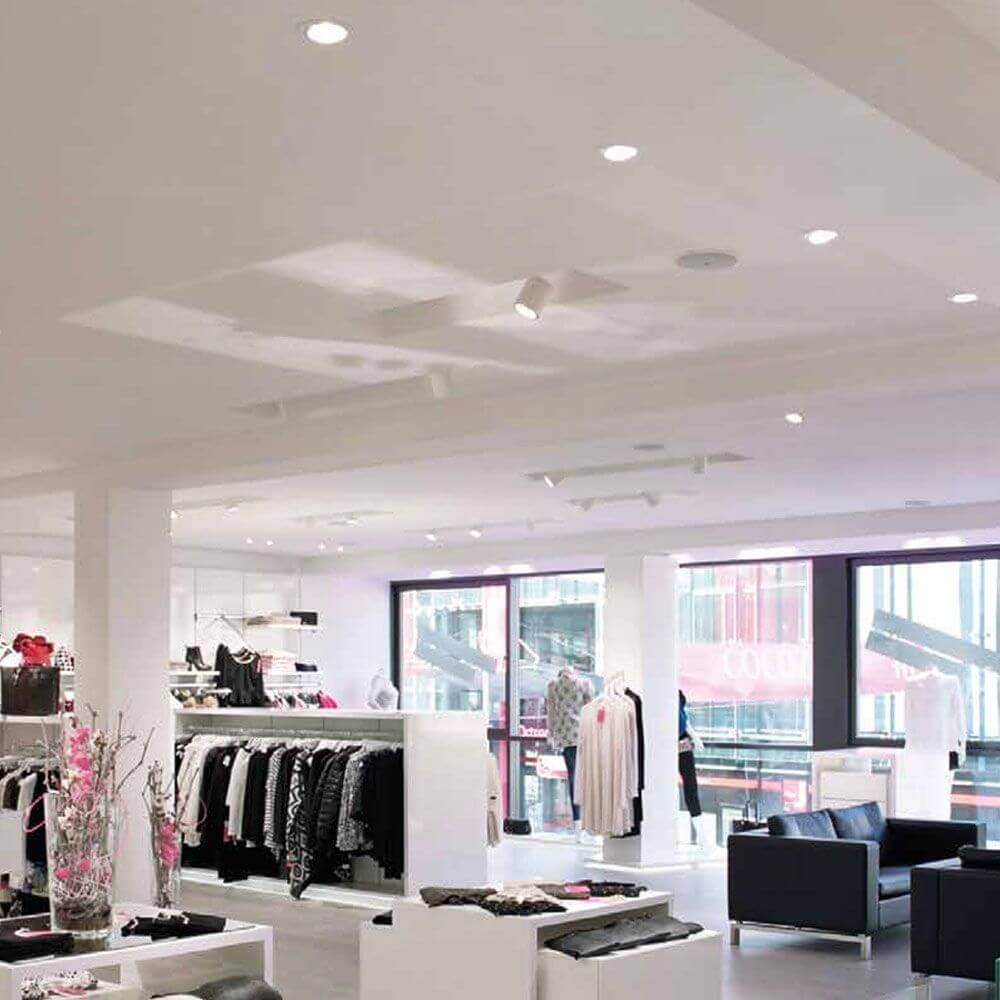 moderne Verkaufsfläche mit K-Motus HCL Einbauspot RGBW zur optimalen Beleuchtung der Modeartikel