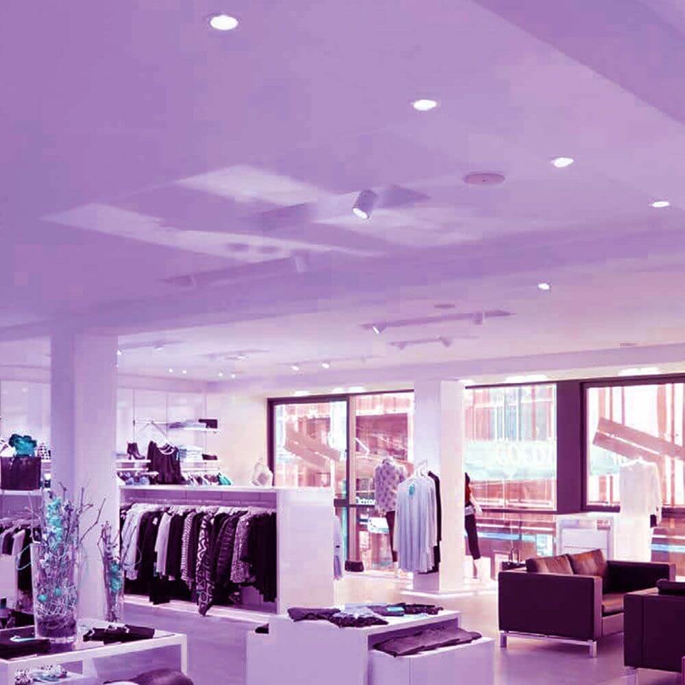 Modernes Geschäft mit K-Motus HCL Einbauspot RGBW, stimmungsvolles Lichtdesign und zeitgemäßer Einrichtung.