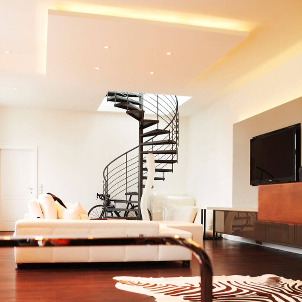 Modernes Wohnzimmer mit Wendeltreppe und eleganter Beleuchtung, stilvolles Design mit neutraler Farbpalette.