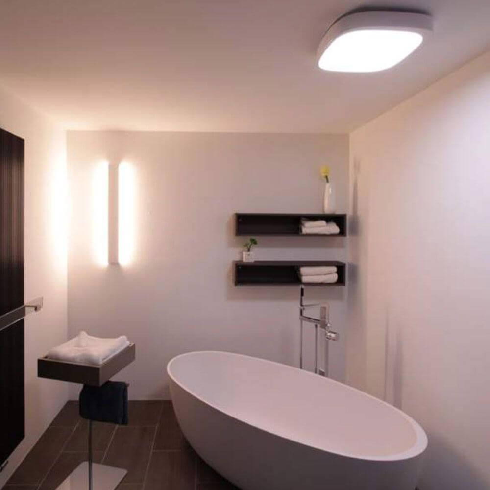 Sovt Campus LED Deckenlampe HCL RGBW Tageslicht NeoLink DALI in modernem Badezimmer mit Badewanne.