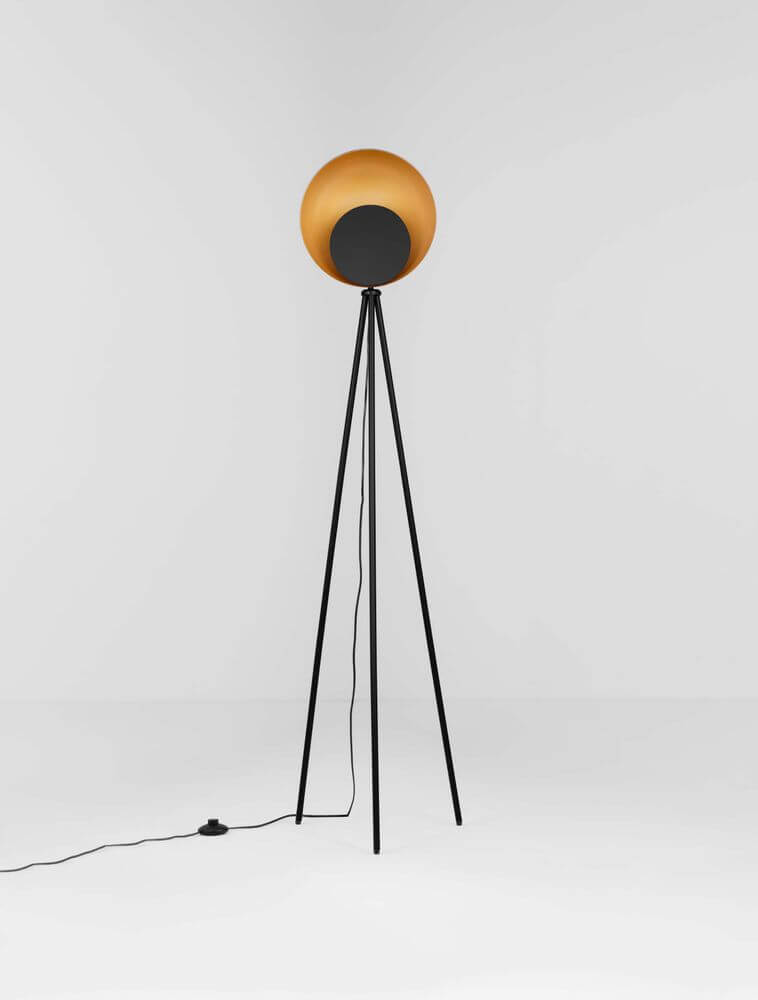 Kitro LED Stehlampe 3000K Schwarz, Gold auf einem weißen Hintergrund.
