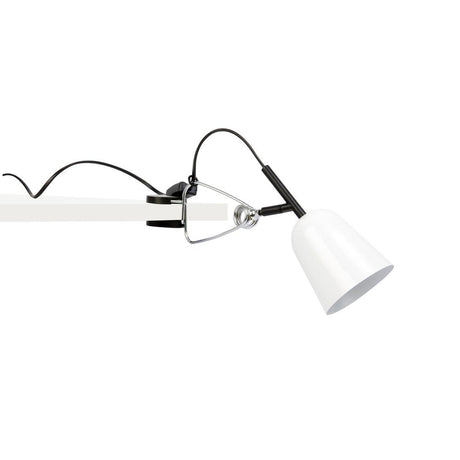 Klemmlampe STUDIO Weiß an einem Tisch montiert mit schwarzem Kabel und modernem Design.