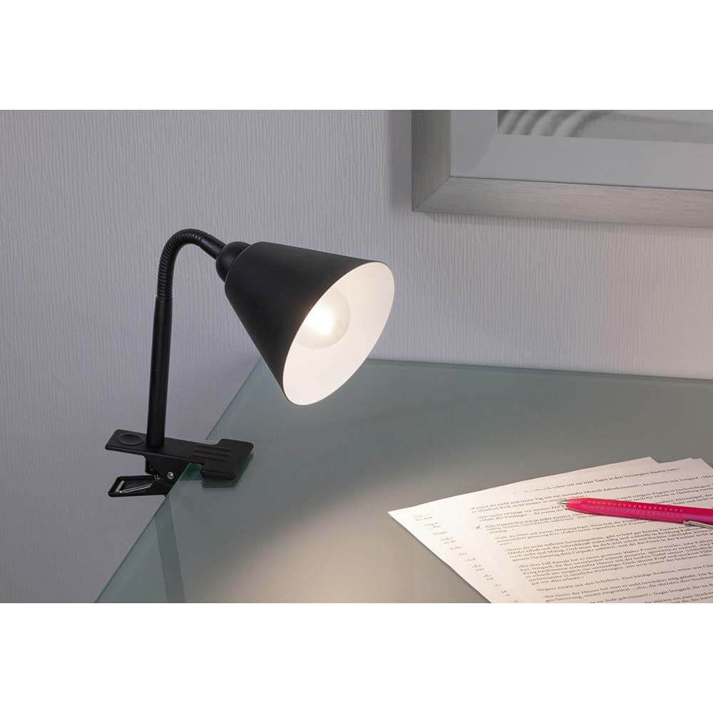Klemmleuchte Vitis mit Flexarm Schnurschalter Schwarz auf einem Tisch, ideal für flexible Beleuchtung.