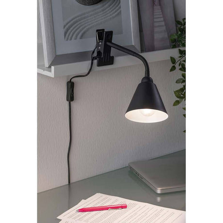 Klemmleuchte Vitis mit Flexarm Schnurschalter Schwarz an einem Tisch montiert, ideal für flexibles, sicheres Licht.
