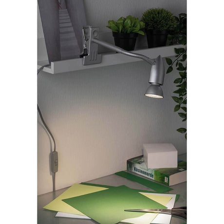 Klemmspot Gesa GU10 Chrom-Matt flexibel montiert über einem Schreibtisch, ideal als Leseleuchte.