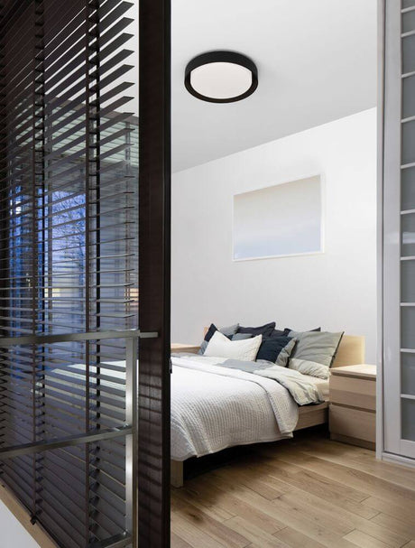 Koi LED plafonnier Ø 48 cm 3000K dans une chambre moderne avec un parquet clair