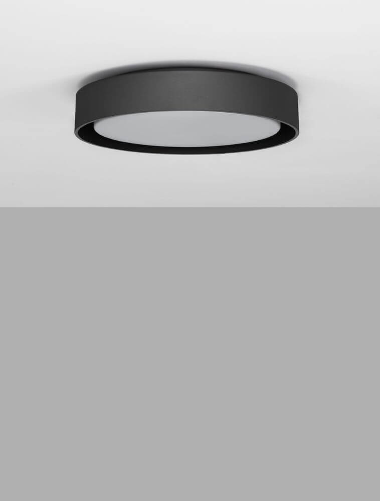 Koi LED Deckenleuchte Ø 48cm 3000K in runder schwarzer Metall-Schale mit warmweißem Licht.