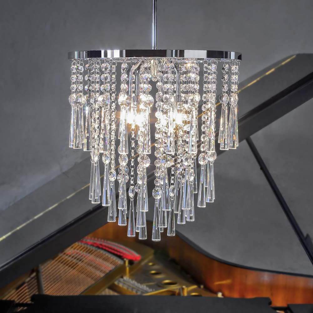 Kronleuchter Luxoria 6-flg. Chrom, Transparent mit modernen Kristallen über Klavier.