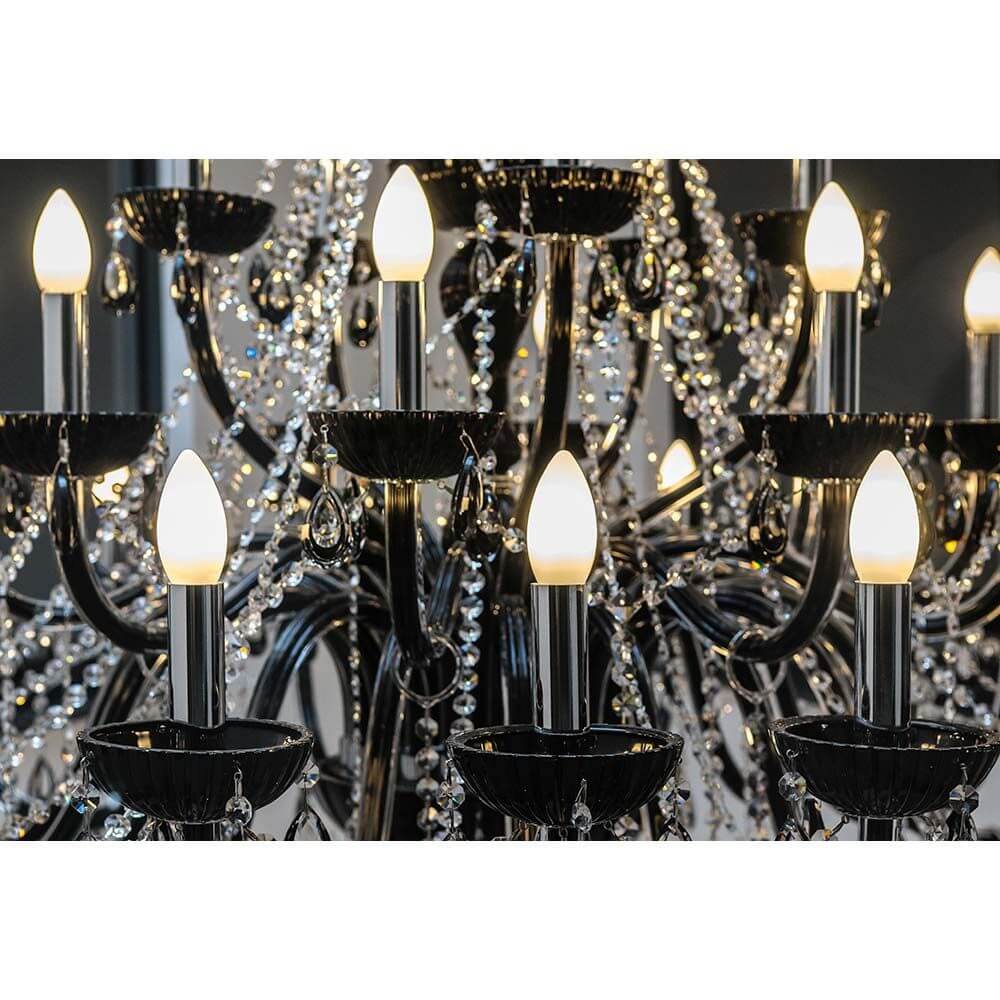 Kronleuchter Queen 35-flg. Schwarz mit transparenten Kristallen und warmen Lichtern für elegantes Ambiente.