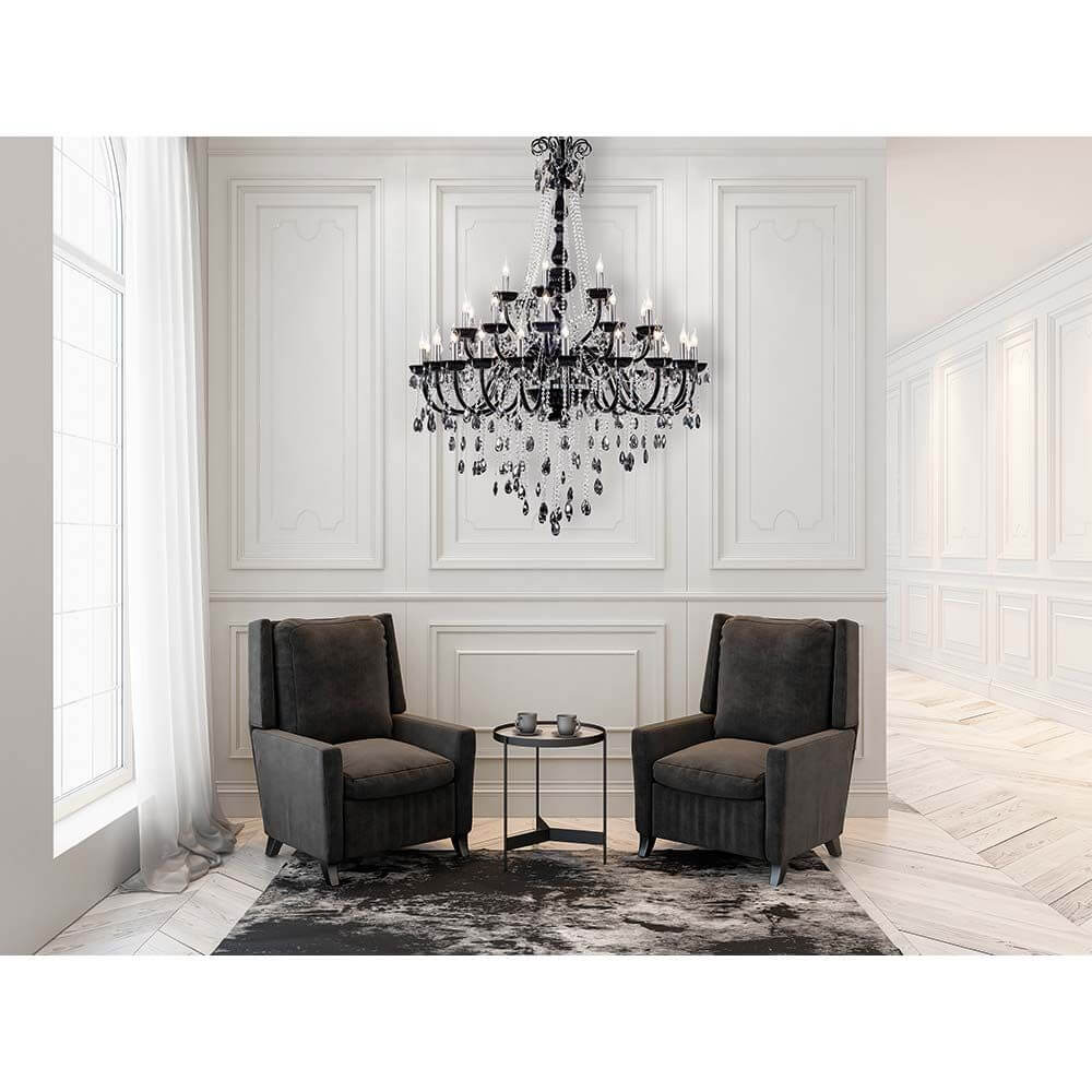 Kronleuchter Queen 35-flg. in Schwarz und Transparent über stilvollen Sesseln in elegantem Wohnraum.