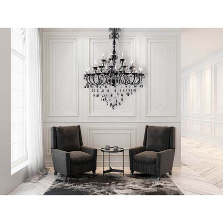 Kronleuchter Queen 35-flg. Schwarz, Transparent im eleganten Innenraum mit zwei Stühlen.
