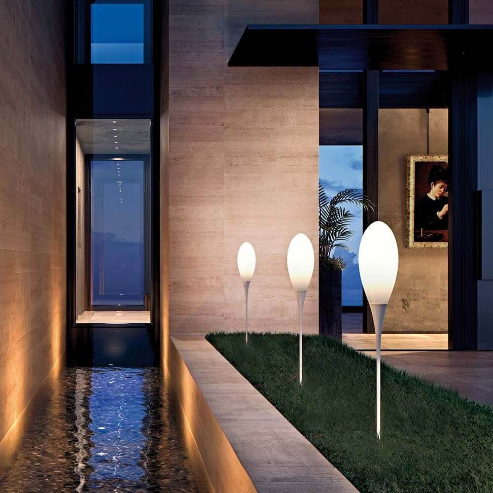 Moderne Außenbodenleuchte Spillo 150cm mit IP65 Schutz, elegante Lichtquelle im Garten.