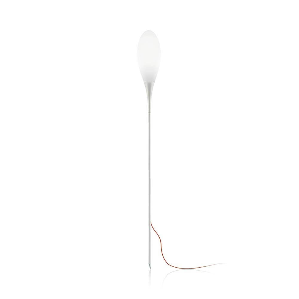 Kundalini Außenbodenleuchte Spillo 150cm mit weißen Polyethylendiffusor und orangefarbenem Kabel.