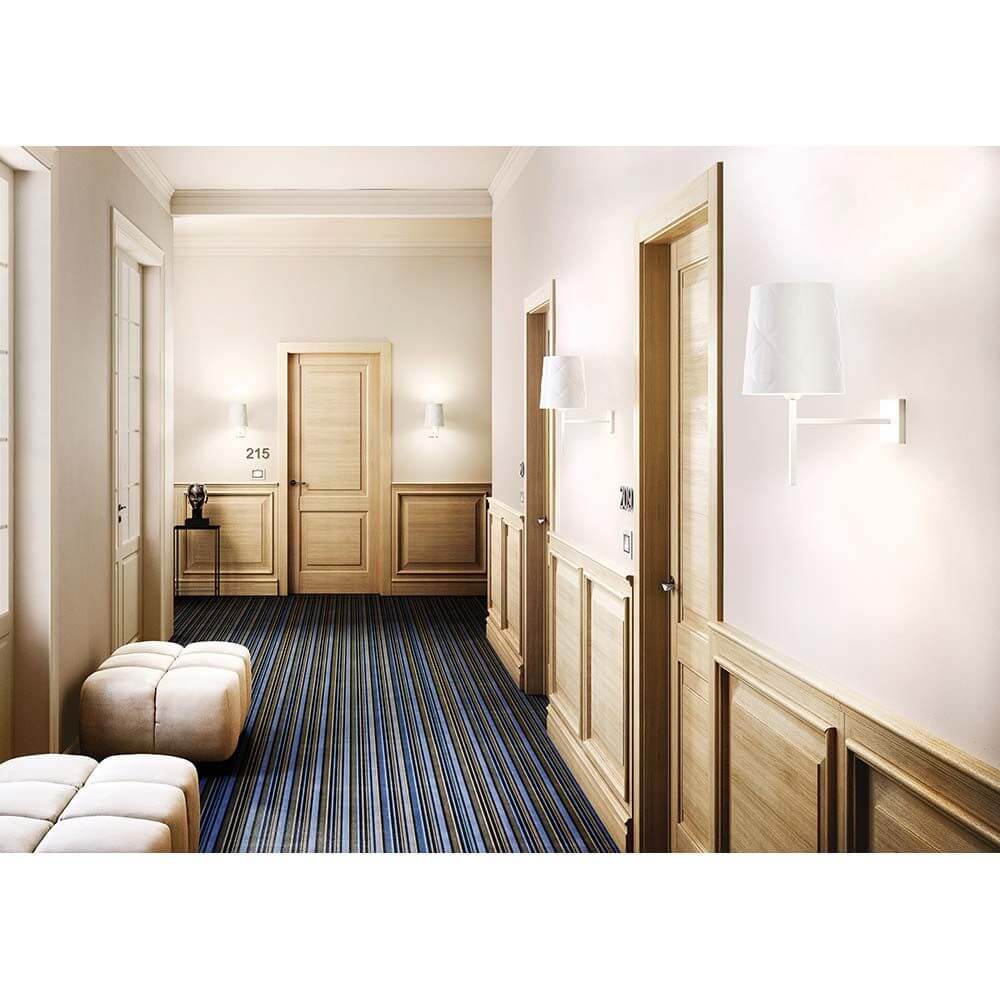 Kundalini Bett- & Wandleuchte New York Glänzend in modernem Flur mit Holztüren und gestreiftem Teppich.