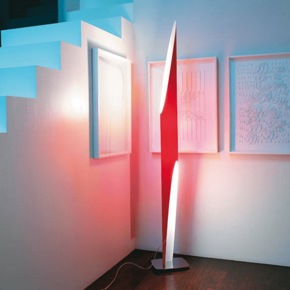 Kundalini Design-Stehlampe Shakti 200cm mit Dimmer in modernem Raum mit Kunstwerken.