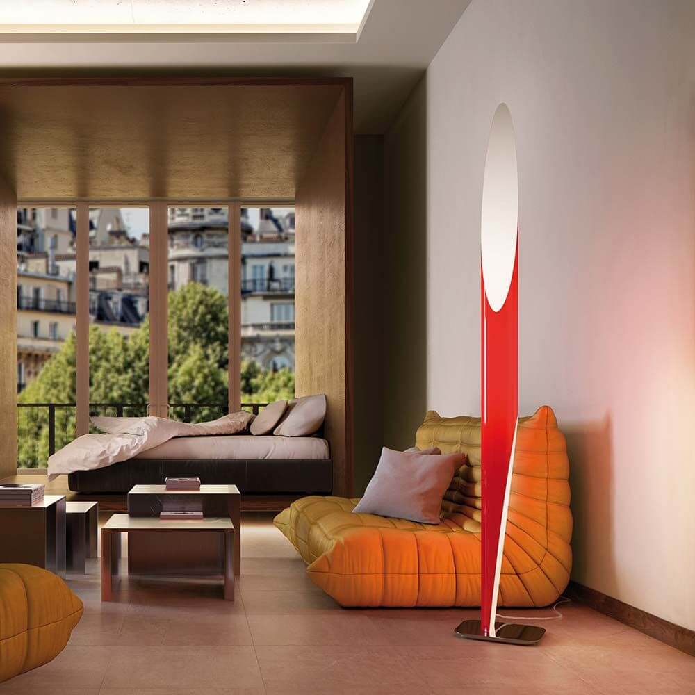 Kundalini Design-Stehlampe Shakti 200cm mit Dimmer in modernem Wohnraum, rot-weiße Leuchte neben gemütlichem Sessel.
