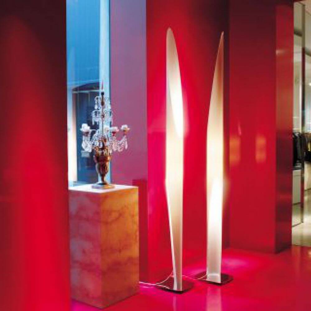 Kundalini Design-Stehlampe Shakti 200cm mit Dimmer steht elegant in modernem Innenraum.