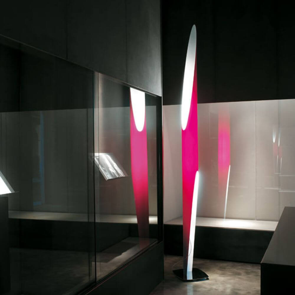 Kundalini Design-Stehlampe Shakti 200cm mit Dimmer in modernem Raumdesign, beleuchtet und stilvoll präsentiert.