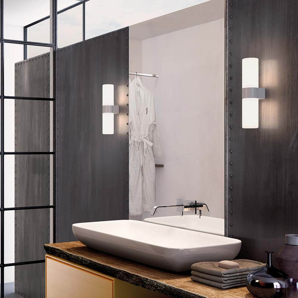 Kundalini Glas-Wandleuchte Pastilla Weiß in modernem Badezimmerdesign mit eleganter Badewanne.