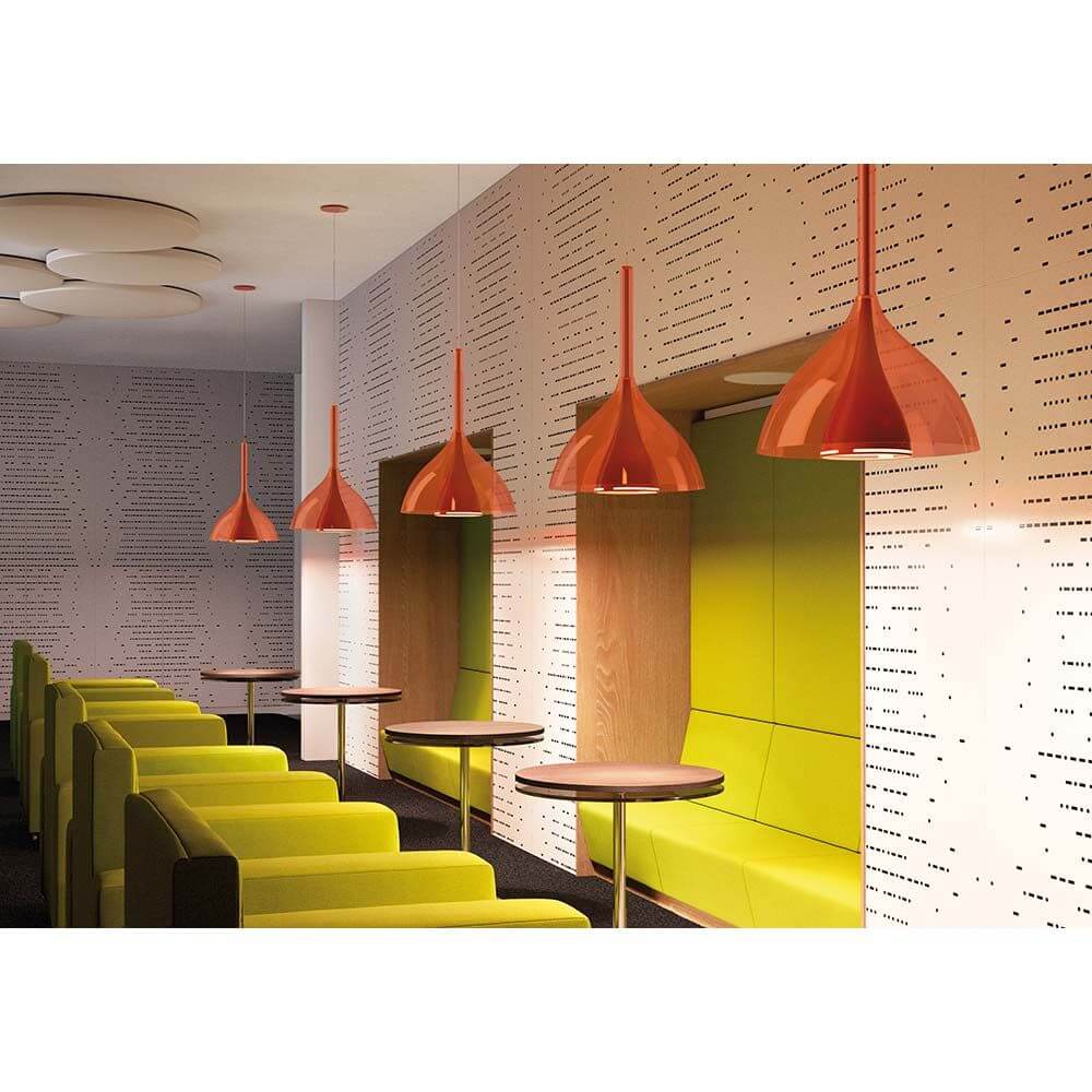 Kundalini Hängeleuchte Floob Ø45cm Plexiglas in modernem Innenraum mit grünen Sitzen und stilvollen lampen