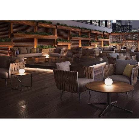 Kundalini LED Akku-Tischlampe Kushi Ø 16cm in modernem Lounge-Bereich bei Nacht, stilvolle Beleuchtung.