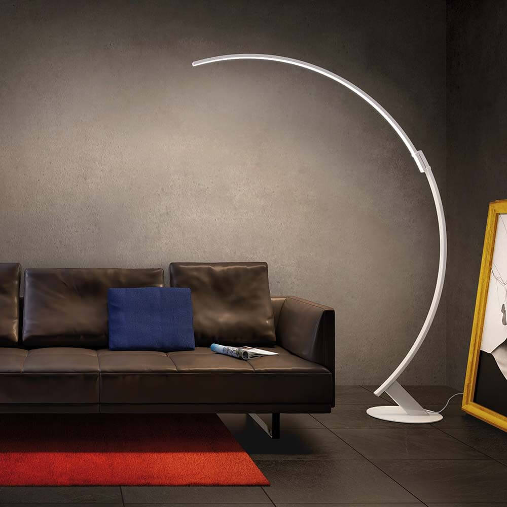 Moderne Einrichtung mit Kundalini LED Bogen-Stehlampe Kyudo Dimmbar neben einem gemütlichen Sofa.