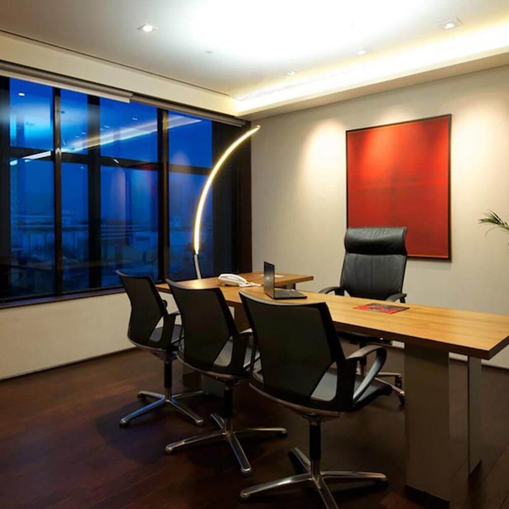 Kundalini LED Bogen-Stehlampe Kyudo Dimmbar in modernem Büro mit eleganter Beleuchtung.