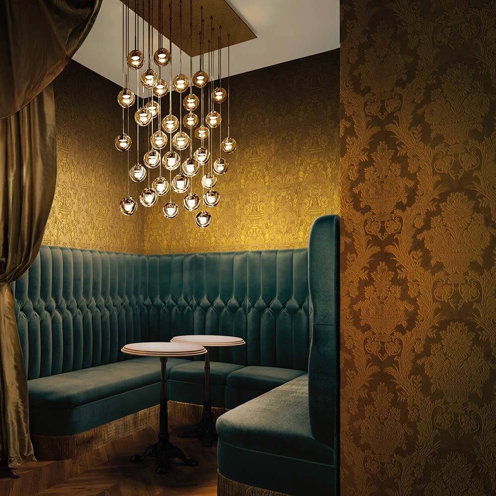 Kundalini LED Einbau-Pendeleuchte Dew Ø 11cm Dimmbar über stilvollem Teppich und eleganten Tischen in gemütlicher Lounge.