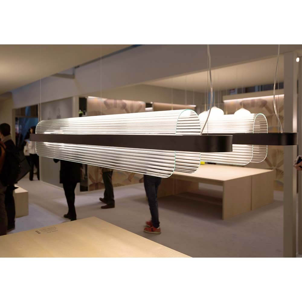 Kundalini LED Esstischleuchte Nami 150cm Dimmbar in modernem Ambiente, Lichtbrechung durch geschwungenes Glas.