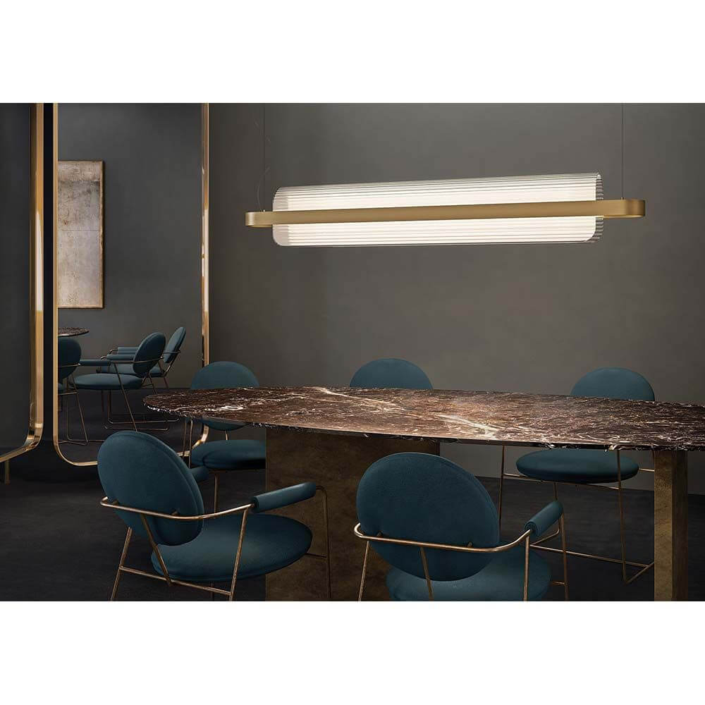 Kundalini LED Esstischleuchte Nami 150cm Dimmbar über marmoriertem Tisch in modernem Innenraum.
