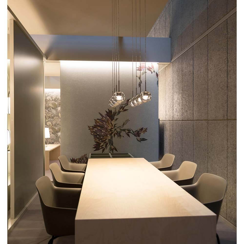 Kundalini LED Hängelampe Dew 3 Ø 25cm Dimmbar in modernem Essbereich mit elegantem Tisch und stilvollen Stühlen.