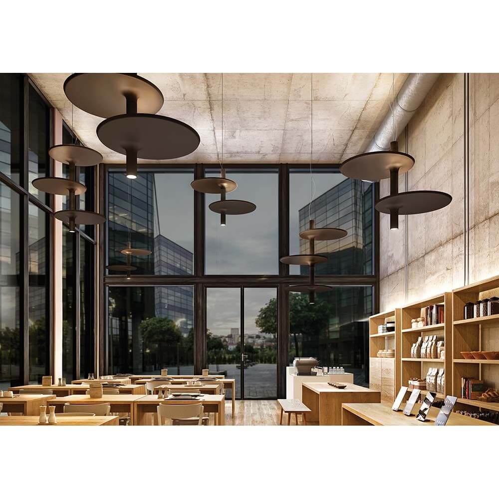 Kundalini LED Pendellampe Victoria XL 80cm Dimmbar in modernem Café mit großen Fenstern und Holzmöbeln.