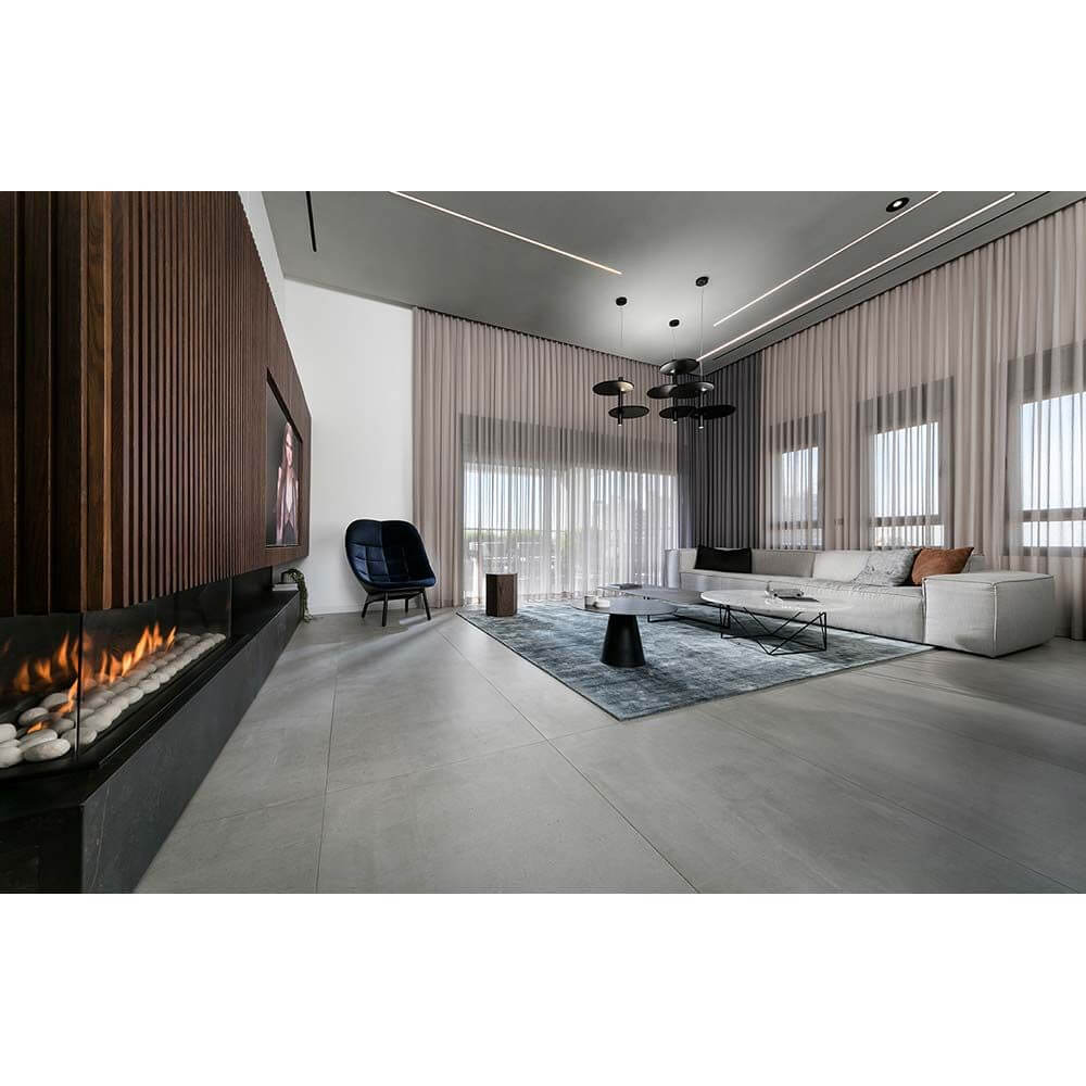 Moderne Wohnlandschaft mit Kundalini LED Pendellampe Victoria XL 80cm Dimmbar und stilvollem Kamin.