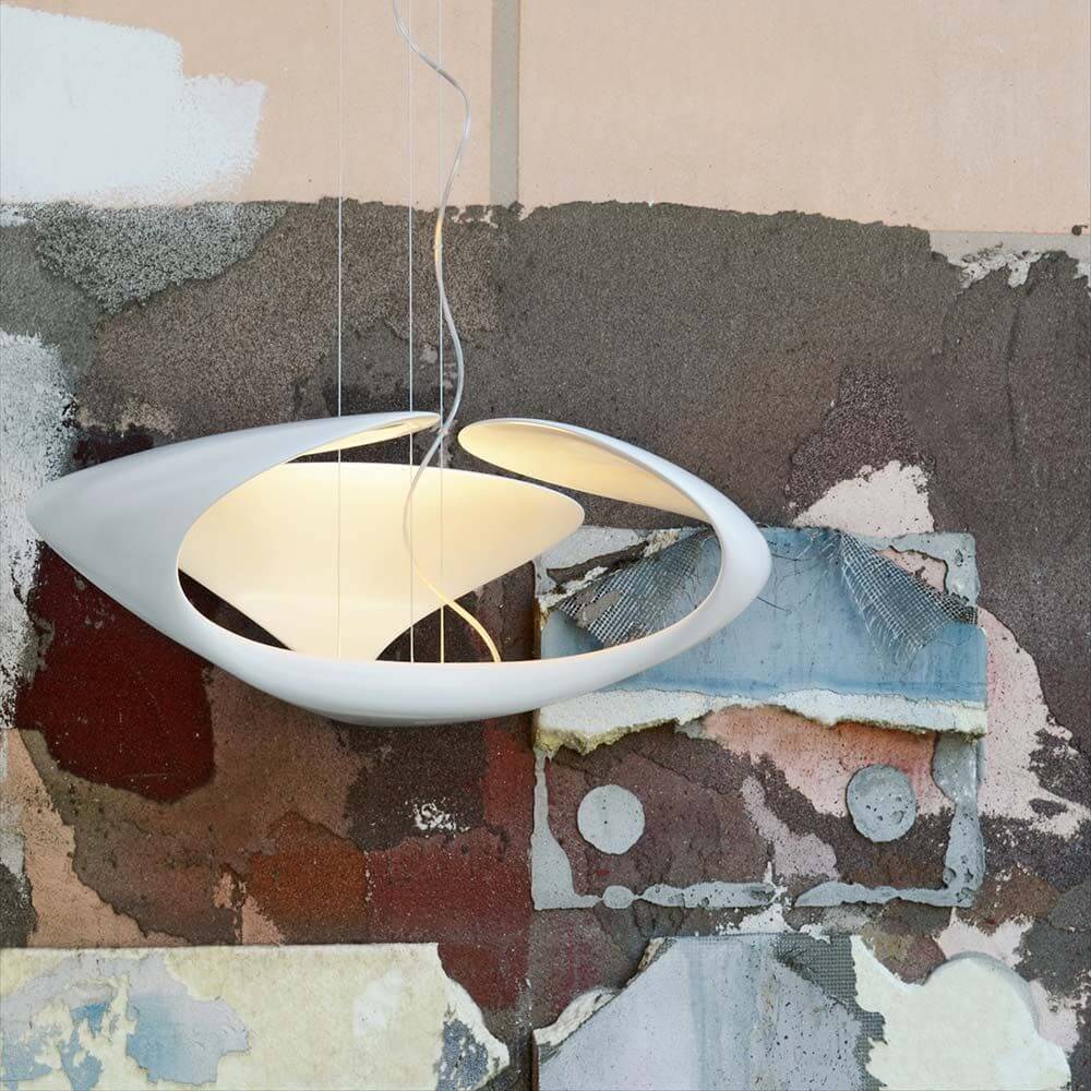 Kundalini LED Pendelleuchte Clover Ø 70cm Dimmbar über einer kunstvollen Wandgestaltung.
