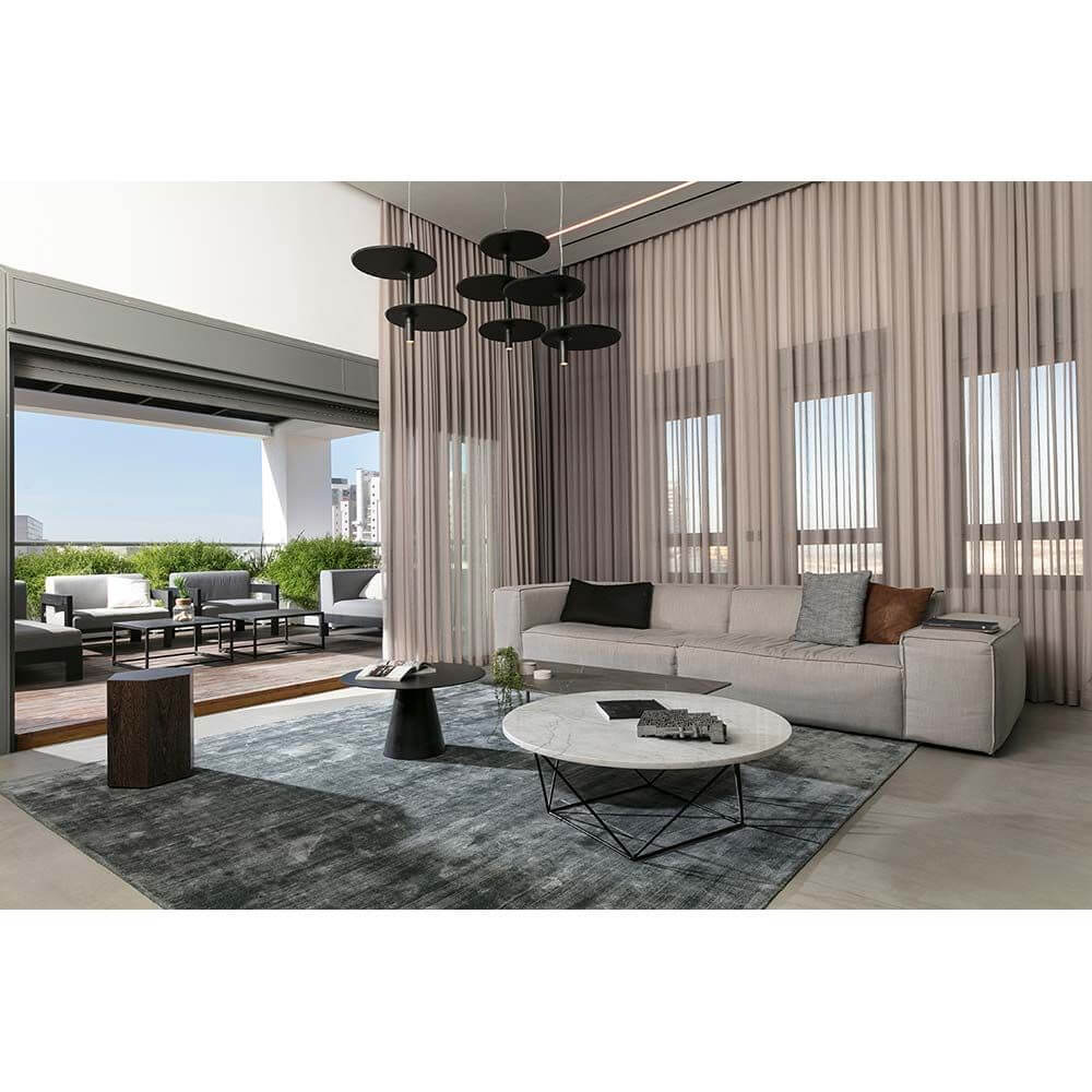 Moderne Wohnlandschaft mit Kundalini LED Pendelleuchte Victoria 55cm dimmbar über einem stilvollen Tisch.