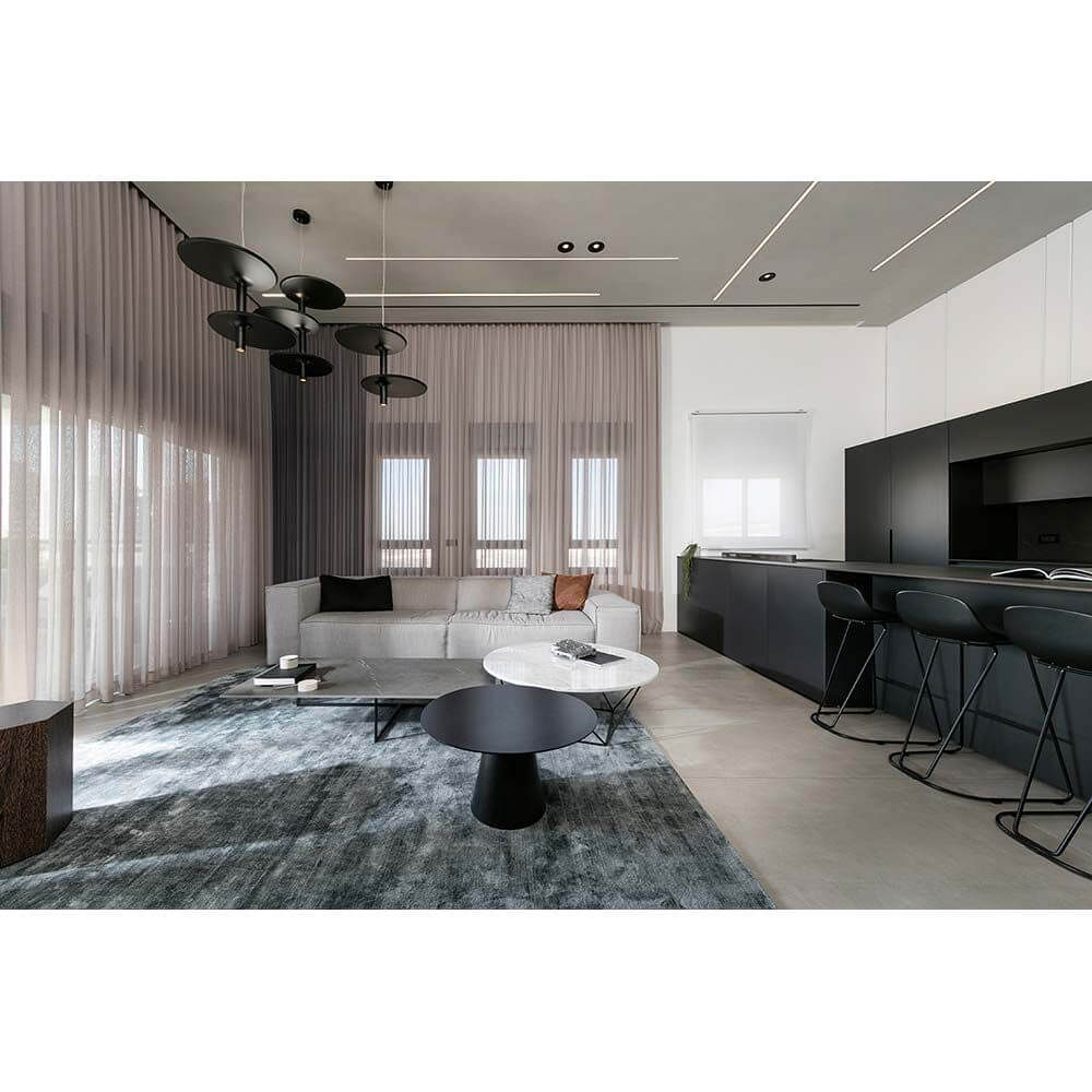 Moderne Wohnlandschaft mit Kundalini LED Pendelleuchte Victoria 55cm Dimmbar über dem Tisch.