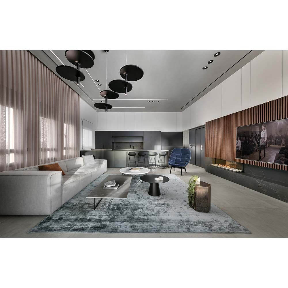 Moderner Wohnraum mit Kundalini LED Pendelleuchte Victoria 55cm dimmbar über einem eleganten Sofa.