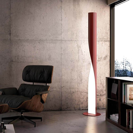 Kundalini LED-gulvlampe Evita 190 cm dimbar i moderne boligrom med stilfull lenestol og betongvegg.