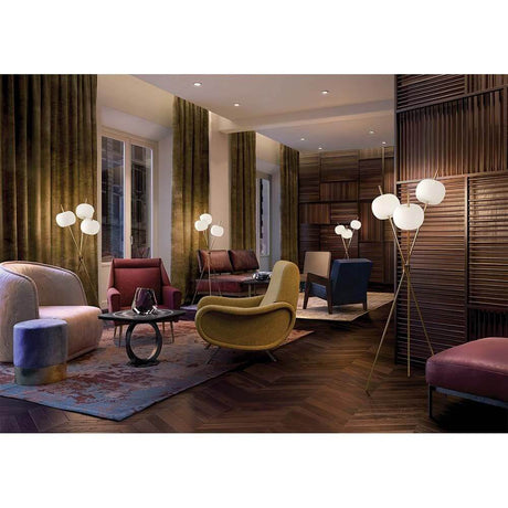 Kundalini LED Stehleuchte Kushi Dreibein 140cm Dimmbar in modernem Wohnzimmer mit stilvollem Design.
