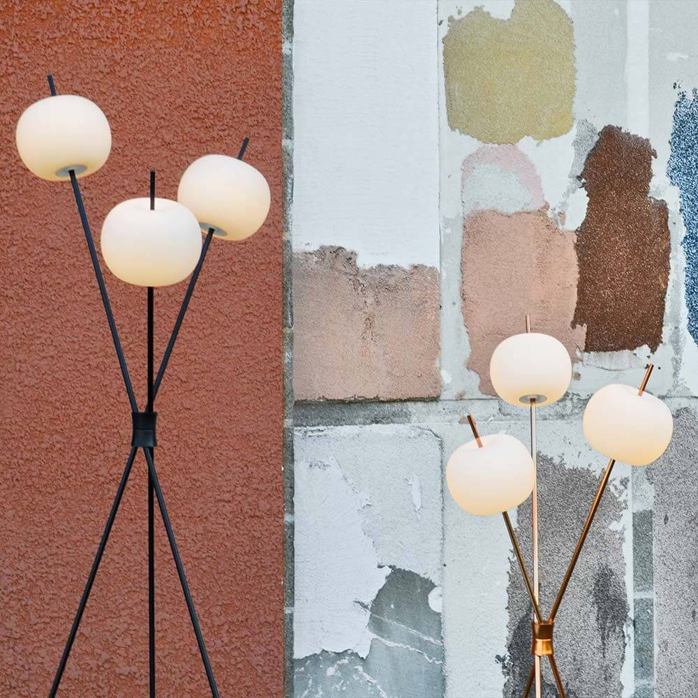 Kundalini LED Stehleuchte Kushi Dreibein 140cm Dimmbar mit runder Form und organischen Lampen.