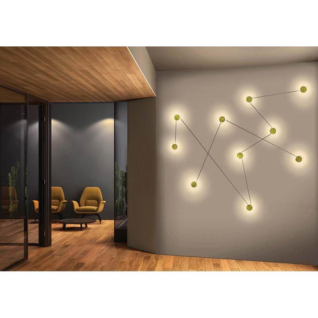 Kundalini LED-Wandleuchte Azou 3-flammig Dimmbar an einer modernen Wand im Interior Design.