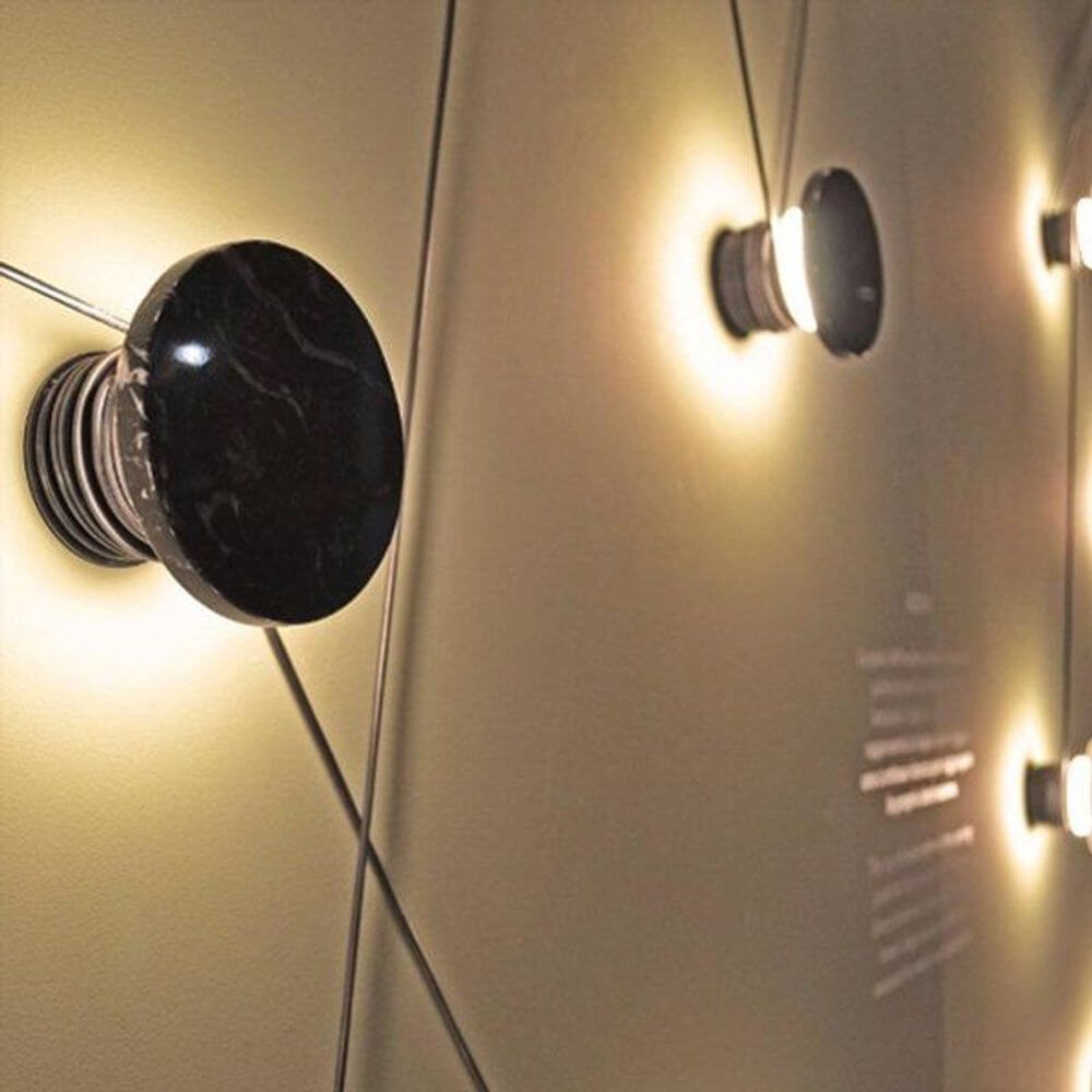 Kundalini LED-Wandleuchte Azou 7-flammig Dimmbar mit elegantem Lichtdesign an der Wand.