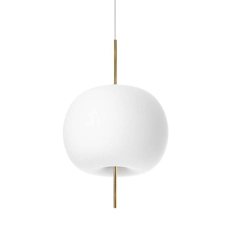 Kundalini Opalglas Hängelampe Kushi Ø 33cm mit runder, organischer Form und goldfarbener Stange.